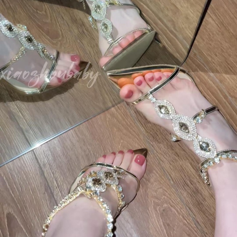 Gold Chain Sandal - รองเท้าแตะผู้หญิงหรูหราประดับอัญมณีสีทอง รองเท้าส้นสูงดีไซน์เนอร์ สายโซ่ เซ็กซี่ รองเท้าส้นสูงแฟชั่นสำหรับผู้หญิง รองเท้าแฟชั่นผู้หญิง