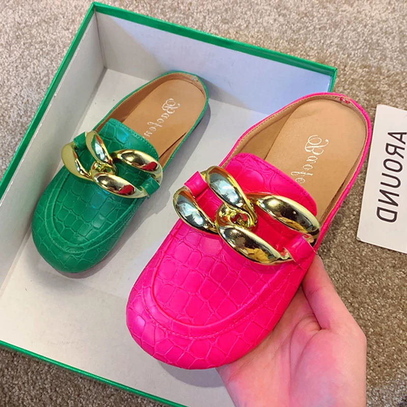 Gold Chain Sandal - รองเท้าแตะผู้หญิงแฟชั่น ไซส์ใหญ่ สายโซ่ทอง รองเท้าส้นเตี้ยผู้หญิง หนังแก้ว รองเท้ามูลเลอร์ผู้หญิง