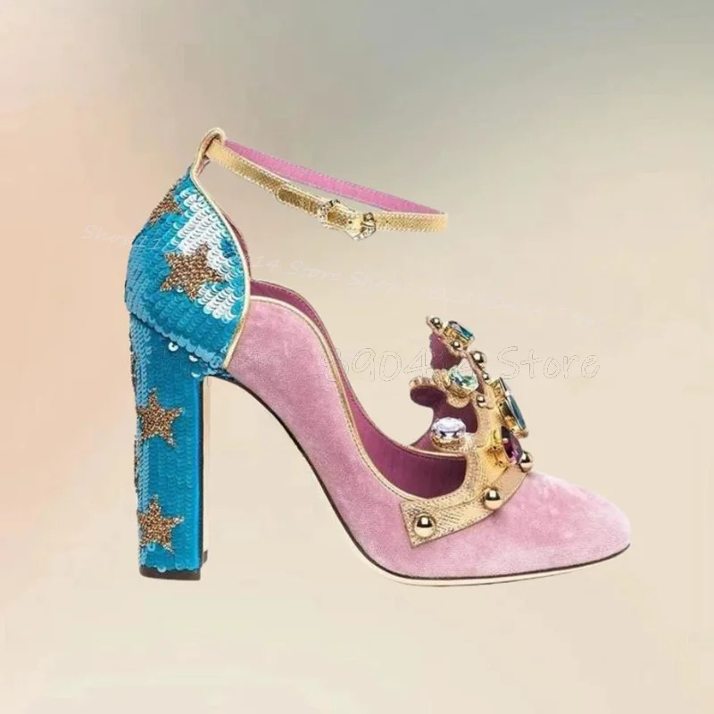Court Heel Pointed - รองเท้าส้นสูงแบบหัวแหลม ดีไซน์มงกุฎคริสตัล สไตล์ราชสำนัก สายรัดแบบหัวเข็มขัด รองเท้าผู้หญิง ส้นหนา